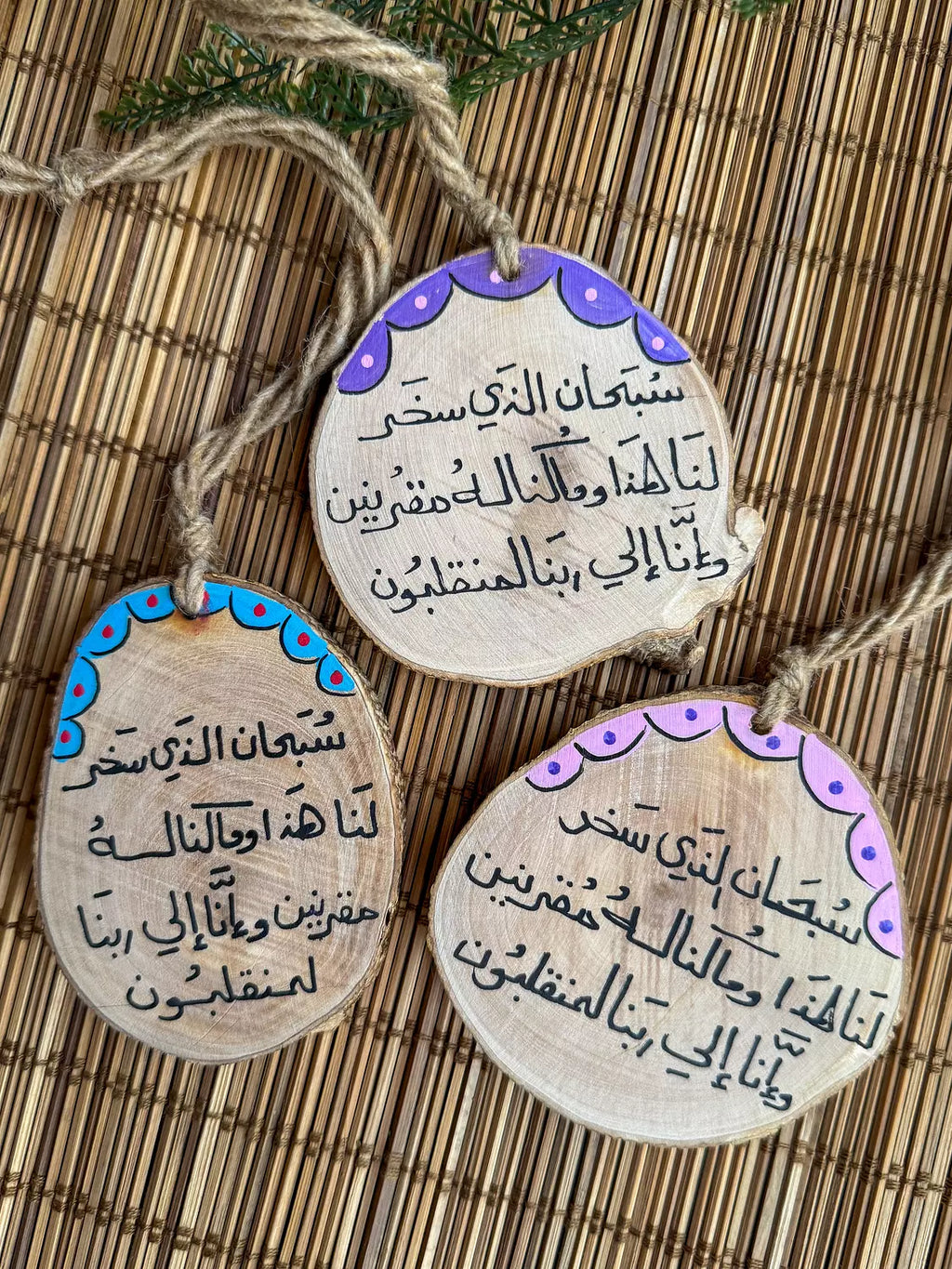 السواقة فن مش عن عن  Medium Wood Car Hanger