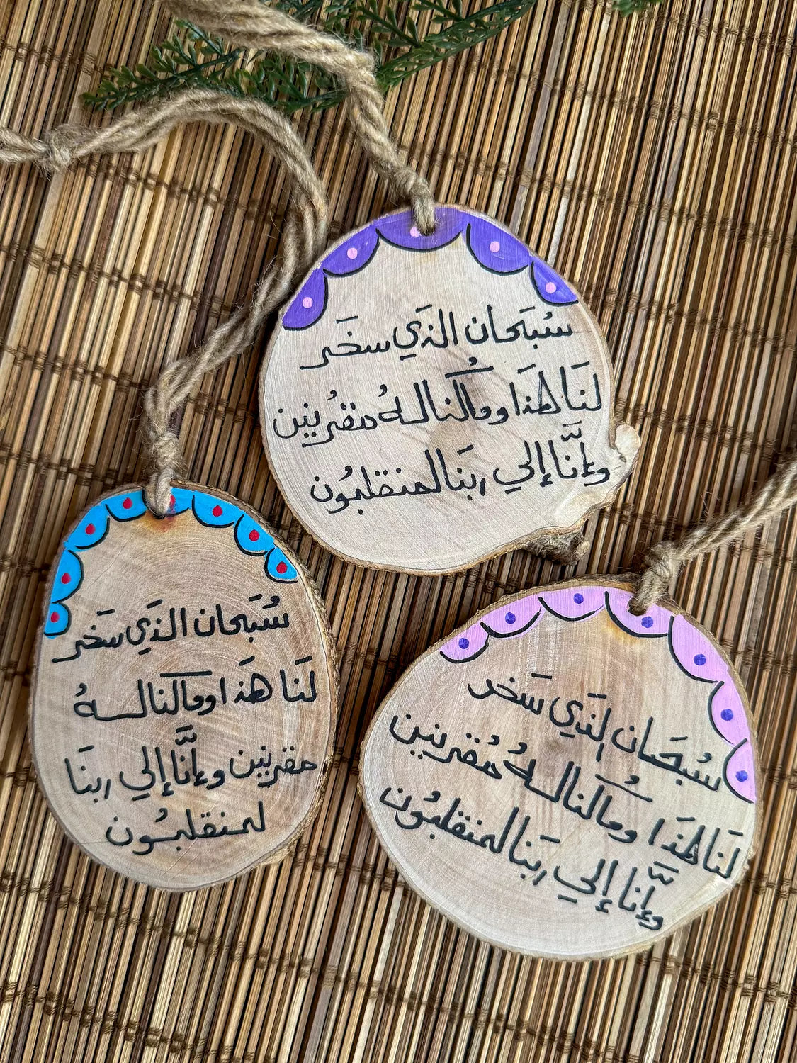 السواقة فن مش عن عن  Medium Wood Car Hanger